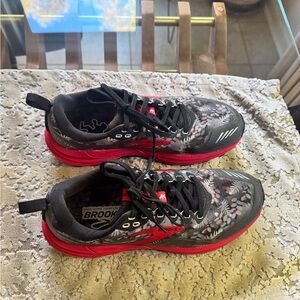Brooks Cascadia 16 Women’s Size 9